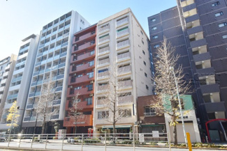 【外観】 | 青空によく映える建物です。手入れの行き届いた外壁やマンション正面エントランスなど、綺麗な姿をぜひ一度、現地にてご覧ください。～即日のご見学可能～　お問合せはお気軽にどうぞ。
