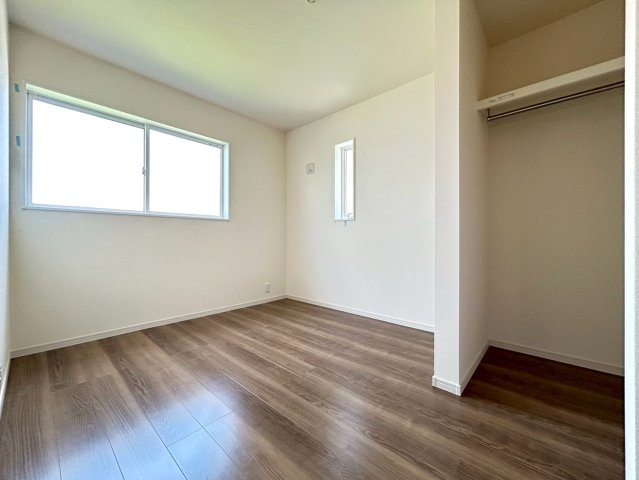 リーブルガーデン　一宮市今伊勢町本神戸　全6区画分譲の洋室|全居室にたっぷり収納できる大型クローゼット、居室部分の窓ガラスには間に空気層を設けたペアガラスを採用。
高い断熱性と共にガラス面の結露対策にも効果を発揮します。