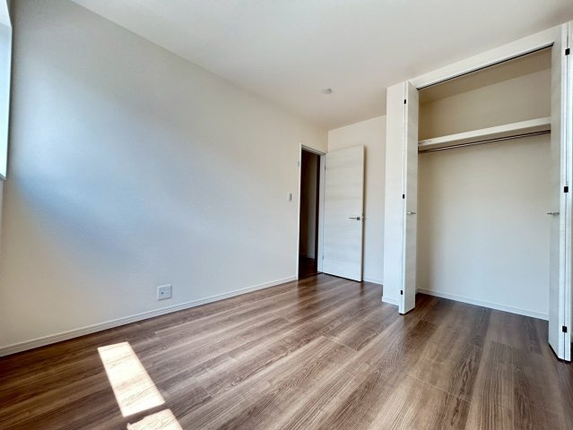 リーブルガーデン　一宮市今伊勢町本神戸　全6区画分譲の洋室|全居室にたっぷり収納できる大型クローゼット、居室部分の窓ガラスには間に空気層を設けたペアガラスを採用。
高い断熱性と共にガラス面の結露対策にも効果を発揮します。