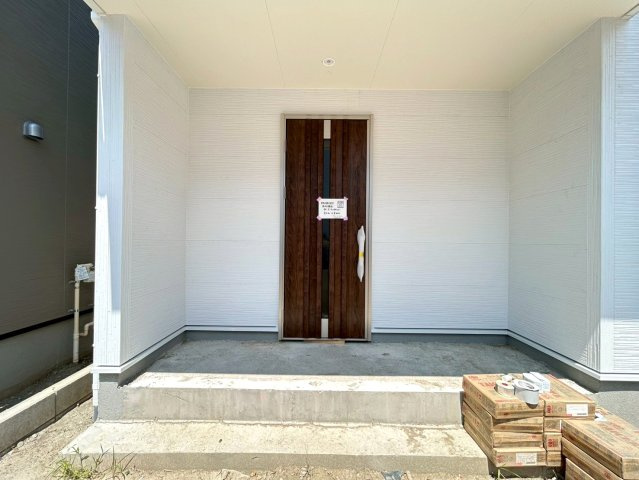 リーブルガーデン　一宮市今伊勢町本神戸　全6区画分譲の玄関|【ピッキング防止機能付き玄関ドア錠】玄関ドアの鍵は上下に２つあり、内側の下段は脱着サムターンキー。
鍵を不正に開錠されても、もう１つの鍵でピッキングを防ぎます。防犯性の高い仕様になっています。