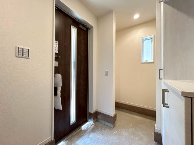 リーブルガーデン　一宮市今伊勢町本神戸　全6区画分譲の玄関|大容量のシューズ収納付きで玄関周りもすっきり！玄関ドアからの光が玄関ホールを明るくしてくれます。