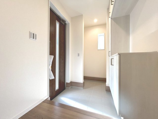 リーブルガーデン　一宮市今伊勢町本神戸　全6区画分譲の玄関|大容量のシューズ収納付きで玄関周りもすっきり！玄関ドアからの光が玄関ホールを明るくしてくれます。