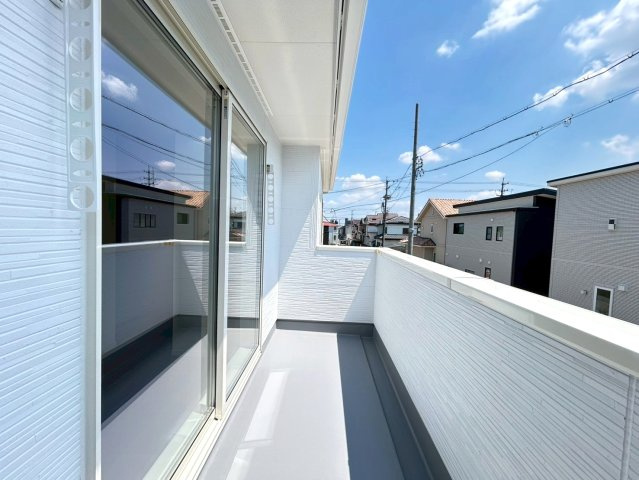 リーブルガーデン　一宮市今伊勢町本神戸　全6区画分譲のバルコニー|バルコニーは南向きで洗濯物もよく乾きます！強度と表面積硬度を持つFPRで防水しています。