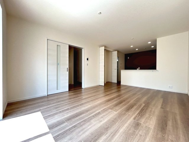 リーブルガーデン　一宮市今伊勢町本神戸　全6区画分譲の居間・リビング|明るい日差しをふんだんに取り込んだリビングダイニングは家族の笑顔につつまれた素敵な空間になります。
一建設の家は精度が高く丈夫な工法を採用し、「住宅トップランナー基準」に対応しています。