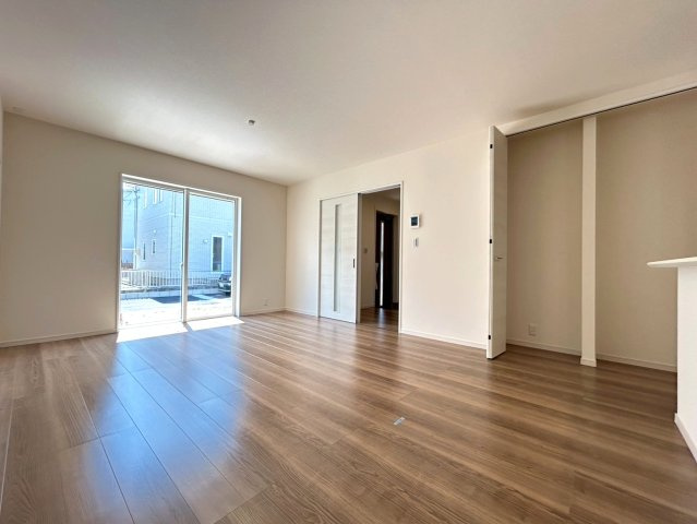 リーブルガーデン　一宮市今伊勢町本神戸　全6区画分譲の居間・リビング|明るい日差しをふんだんに取り込んだリビングダイニングは家族の笑顔につつまれた素敵な空間になります。
一建設の家は精度が高く丈夫な工法を採用し、「住宅トップランナー基準」に対応しています。