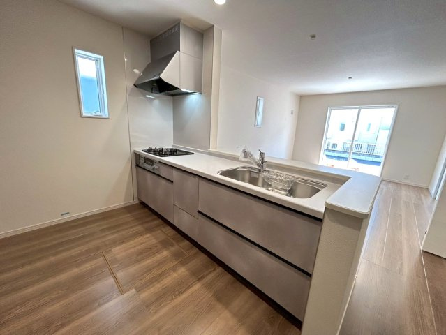 リーブルガーデン　一宮市今伊勢町本神戸　全6区画分譲のキッチン|機能的で手入れがしやすいシステムキッチンでお掃除も楽々。蛇口は浄水器内蔵型で節湯CI対応水栓です。　
人造大理石カウンターやキッチンパネルなど明るくきれいにお使いいただけます。