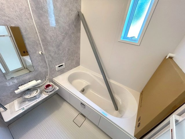 リーブルガーデン　一宮市今伊勢町本神戸　全6区画分譲の浴室|明るく清潔感がある浴室。浴槽は環境にやさしい節水タイプ。浴槽内ステップで半身浴、親子入浴も安心です。
洗い場の床は乾きやすく滑りにくい快適仕様、水はけが良くカビの発生を軽減できます。
