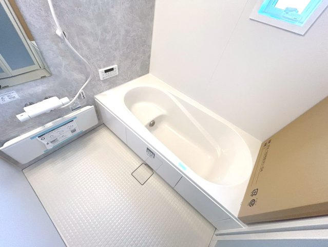 リーブルガーデン　一宮市今伊勢町本神戸　全6区画分譲の浴室|明るく清潔感がある浴室。浴槽は環境にやさしい節水タイプ。浴槽内ステップで半身浴、親子入浴も安心です。
洗い場の床は乾きやすく滑りにくい快適仕様、水はけが良くカビの発生を軽減できます。
