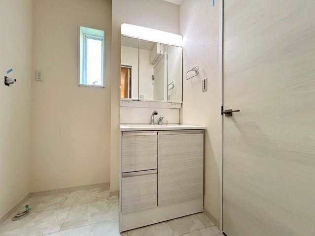 リーブルガーデン　一宮市今伊勢町本神戸　全6区画分譲の独立洗面台|洗面化粧台 幅 750mm、軽く割れにくい洗面ボールと場所をとらないコンパクト設計の本体キャビネットです。
ミラー扉の内側は全て収納スペースです。リフトアップシャワーを採用し両手が自由に使えます