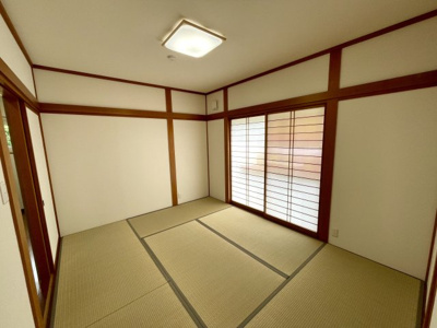 【和室】 | 中古戸建　米沢市東 | リビングと繋がる６畳の和室です。落ち着いた空間になっております。