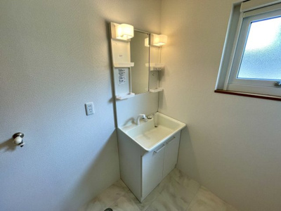 【独立洗面台】 | 中古戸建　米沢市東 | 洗面所にも窓があり、換気がしやすくなっております♪