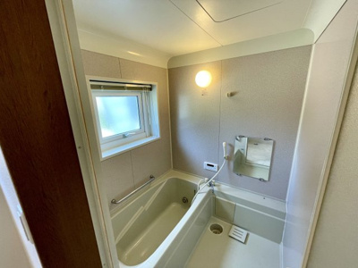 【浴室】 | 中古戸建　米沢市東 | 1日の疲れを癒すバスルーム。白でまとめられ清潔感のある空間です。