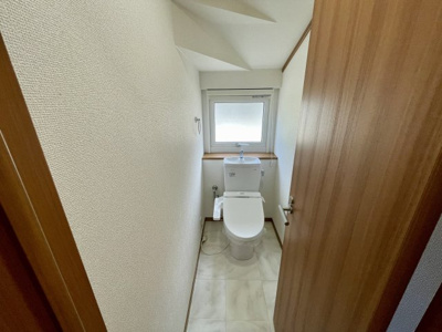 【トイレ】 | 中古戸建　米沢市東 | 窓があり、明るく清潔感のあるトイレです♪