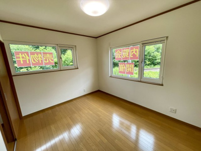 【寝室】 | 中古戸建　米沢市東 | 2階の８畳の洋室です。自然豊かな景色を望むことができます♪