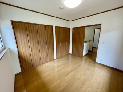【洋室】 | 中古戸建　米沢市東 | 2階の８畳の洋室。大容量のクローゼット付きです♪