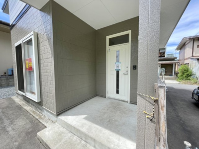 【玄関】 | 中古戸建　米沢市東 | 玄関ポーチもあり、悪天候でも安心です♪