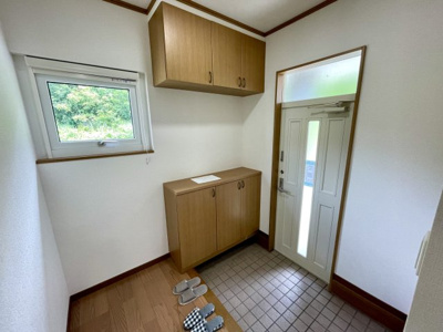 【玄関】 | 中古戸建　米沢市東 | シューズボックス&窓があり明るい雰囲気の玄関です。シューズボックスの上には花や小物を置いて楽しめそうですね♪