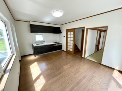 【キッチン】 | 中古戸建　米沢市東 | 10畳のリビング&キッチンです♪日当たりの良いお部屋で、お料理や家族団欒の時間を過ごせそうですね。