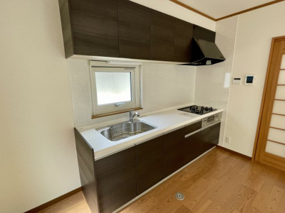 【キッチン】 | 中古戸建　米沢市東 | シンプル&コンパクトなキッチン。家具と合わせ、お好みの空間にカスタマイズできそうですね♪