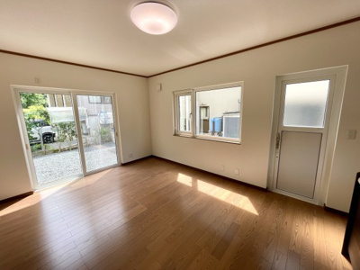 【居間・リビング】 | 中古戸建　米沢市東 | 勝手口も付いているのでとても便利です♪