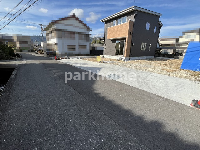 土佐市高岡町乙（西）新築住宅の前面道路含む現地写真