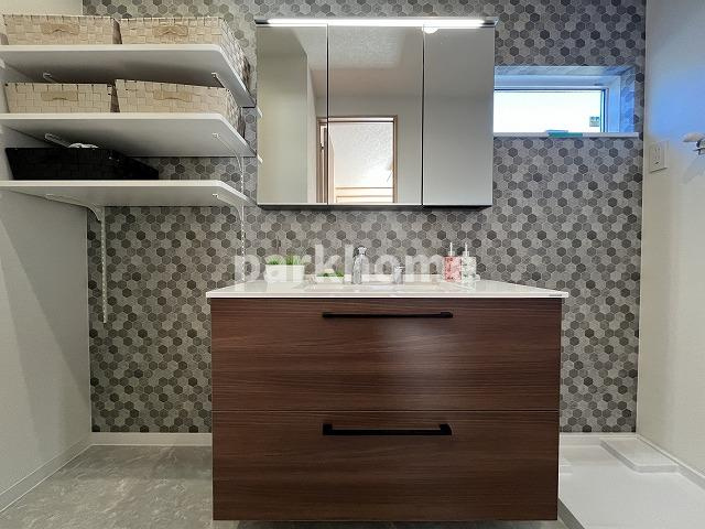 土佐市高岡町乙（西）新築住宅の独立洗面台|独立洗面台、朝の身支度には欠かせません