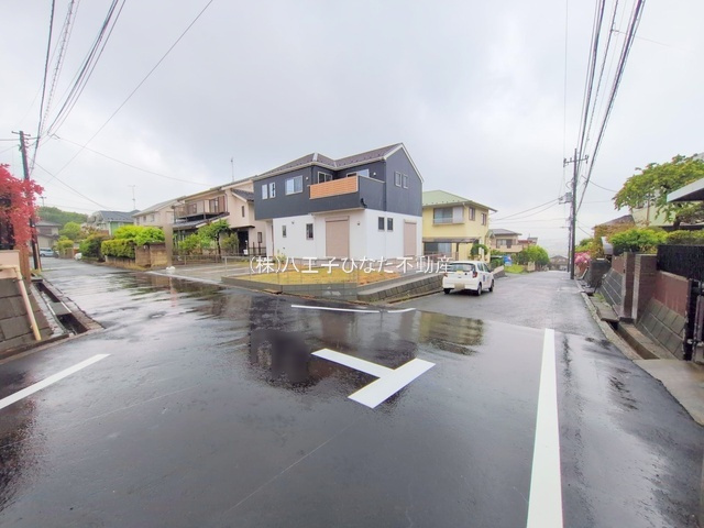 祝　成約済み　八王子市　絹ケ丘　新築戸建て　９期の前面道路含む現地写真|～仲介手数料無料☆八王子ひなた不動産～　八王子市絹ケ丘　新築戸建て