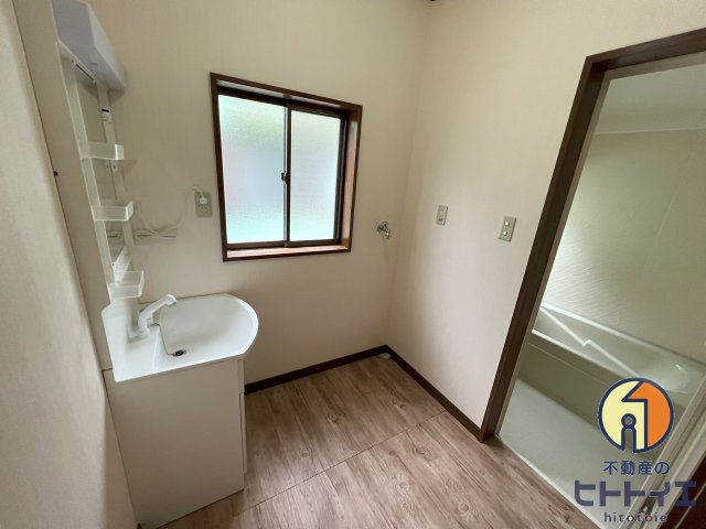 城崎新戸建の洗面所|スペースが確保できる洗面所です