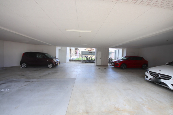 パールタウンの駐車場