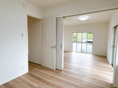 【洋室】 | 周南市桜木２丁目戸建 | 北西側約4.5帖の洋室