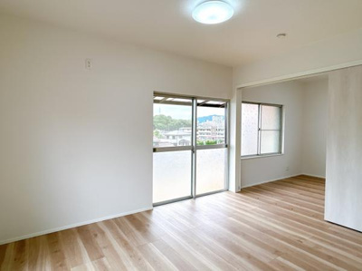 【洋室】 | 周南市桜木２丁目戸建 | 南西側約７帖の洋室