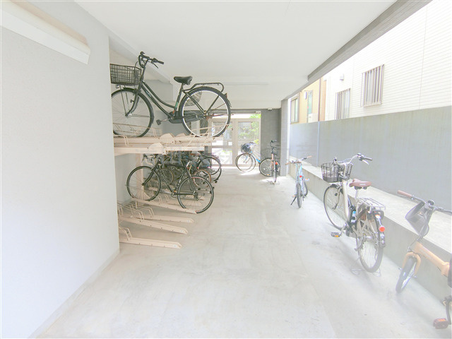 メイクスデザイン平和島のその他共用部分|屋根付きラック式の駐輪場　空き状況等詳細はお問合せください。