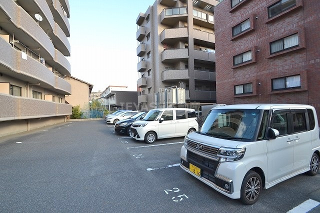 広島市西区己斐西町の賃貸マンションの駐車場
