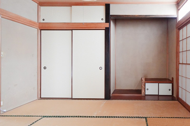 【和室】 | 三芳町藤久保　中古一戸建住宅　(ふじみ野店) | 1階和室6.0帖
リビングのお隣には6.0帖の和室がございます。
客間やくつろぎスペース等、様々な用途でご活用いただけます！