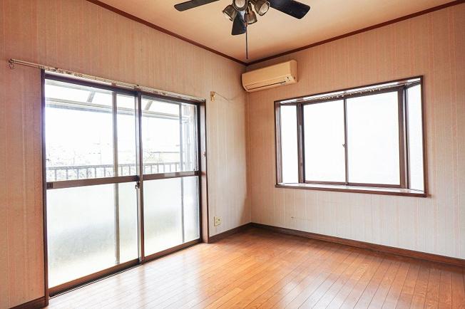 【洋室】 | 三芳町藤久保　中古一戸建住宅　(ふじみ野店) | 2階洋室6.0帖
バルコニーと隣接し陽当り良好！
出窓で空間に奥行を持たせ開放感を演出。