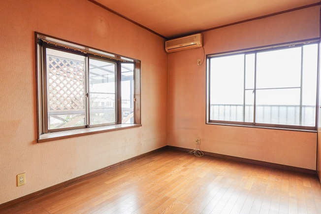 【洋室】 | 三芳町藤久保　中古一戸建住宅　(ふじみ野店) | 2階洋室6.0帖
2面彩光で陽当り・風通し良好！
開口部の広い窓から明るい光が差し込みます。