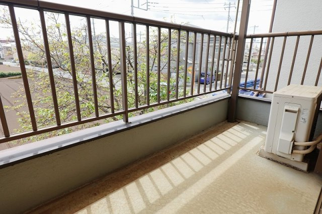 【バルコニー】 | 三芳町藤久保　中古一戸建住宅　(ふじみ野店) | 南面バルコニーにつき陽当り良好！
温かな光が差し込む為、お洗濯物も乾きやすくなります。