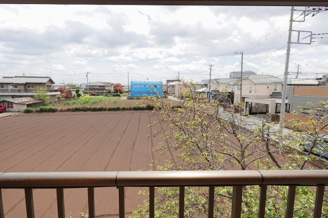 【展望】 | 三芳町藤久保　中古一戸建住宅　(ふじみ野店) | バルコニー側は前面棟無で開放感を感じられます。
温かな太陽の光を浴びたり、夜空を見上げて涼んだり。
心地よさを感じられる暮らしができそうです！