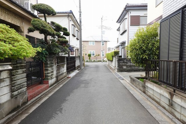 【前面道路含む現地写真】 | 三芳町藤久保　中古一戸建住宅　(ふじみ野店) | 第一種低層住居専用地域につき住環境良好のエリア。