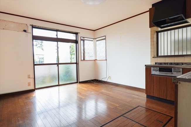 【居間・リビング】 | 三芳町藤久保　中古一戸建住宅　(ふじみ野店) | LDK10帖。
南側からの温かな光が差し込む明るいリビング。