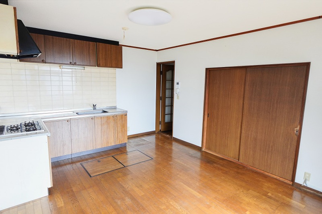 【キッチン】 | 三芳町藤久保　中古一戸建住宅　(ふじみ野店) | 続き間となる和室を開放することで、リビングをより広くお使いいただけます！