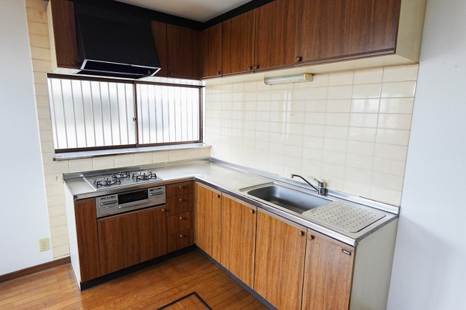 【キッチン】 | 三芳町藤久保　中古一戸建住宅　(ふじみ野店) | 収納豊富なキッチンで調理器具や食器の収納もバッチリ！
窓を設け、明るく通気性の良いお料理空間に。