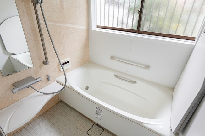 【浴室】 | 三芳町藤久保　中古一戸建住宅　(ふじみ野店) | 一日の疲れを癒すバスルーム。
手摺を備えた安心の仕様。
