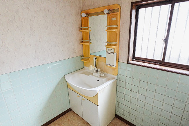 【洗面所】 | 三芳町藤久保　中古一戸建住宅　(ふじみ野店) | 洗面化粧台は収納ポケット付きで、歯ブラシやスキンケア用品もすっきりと整頓できます。
すぐに手に取れる位置に置いておけると、朝の身支度も効率良くなりそうですね！
