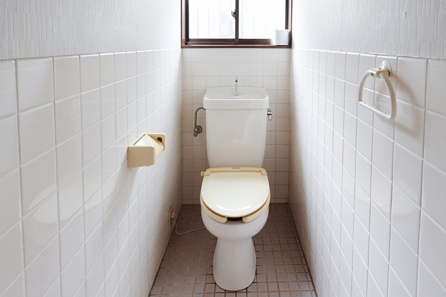 【トイレ】 | 三芳町藤久保　中古一戸建住宅　(ふじみ野店) | トイレは1階と2階の2か所にございます。
窓があることでトイレ内が明るく、換気がしやすくなります。