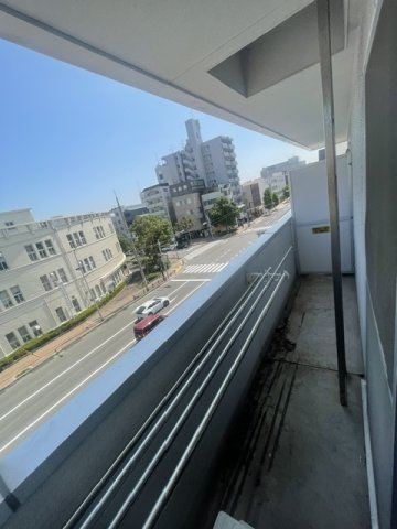 UTレジデンス六甲【弊社管理物件】のバルコニー|お洗濯にも便利なバルコニー付き