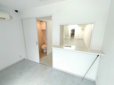 【玄関】 | 林寺４丁目中古テラス | 入ってすぐに、真っ白な受付カウンターがございます。