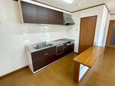 【キッチン】 | 中古戸建　米沢市万世町牛森 | カウンター付きのキッチンです♪作った料理をカウンターに置いたり、椅子をならべて少人数での晩酌も楽しめそうです！