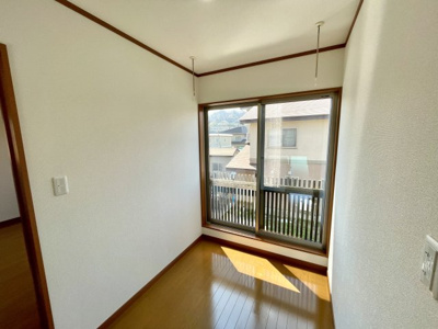 【その他】 | 中古戸建　米沢市万世町牛森 | 2階ホールには窓と室内物干しがあり、天候や花粉などに影響されず洗濯物を干すことが可能です！