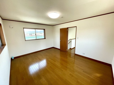 【洋室】 | 中古戸建　米沢市万世町牛森 | 2階の洋室、10帖です♪